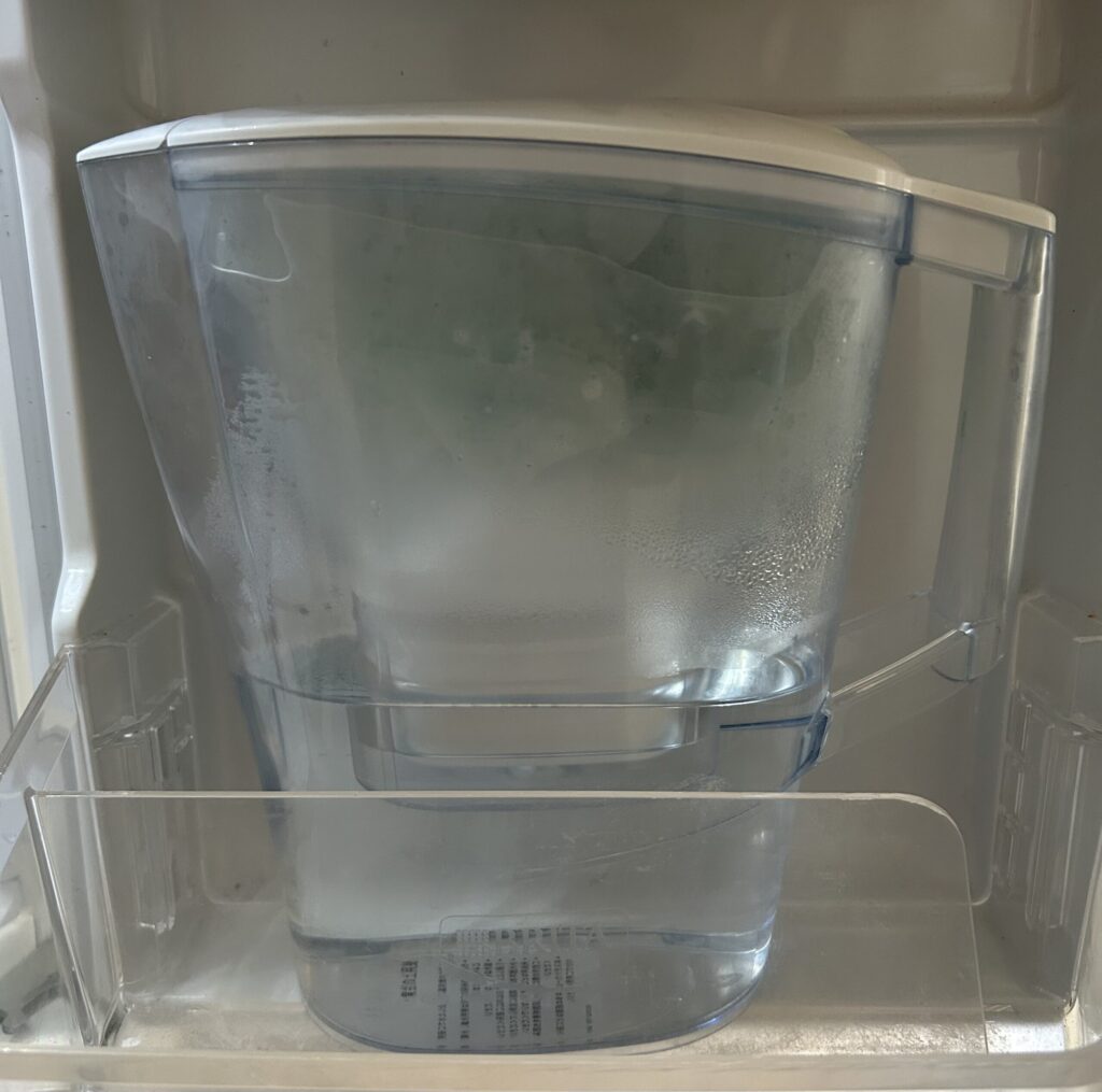 冷蔵庫の中の浄水ポット