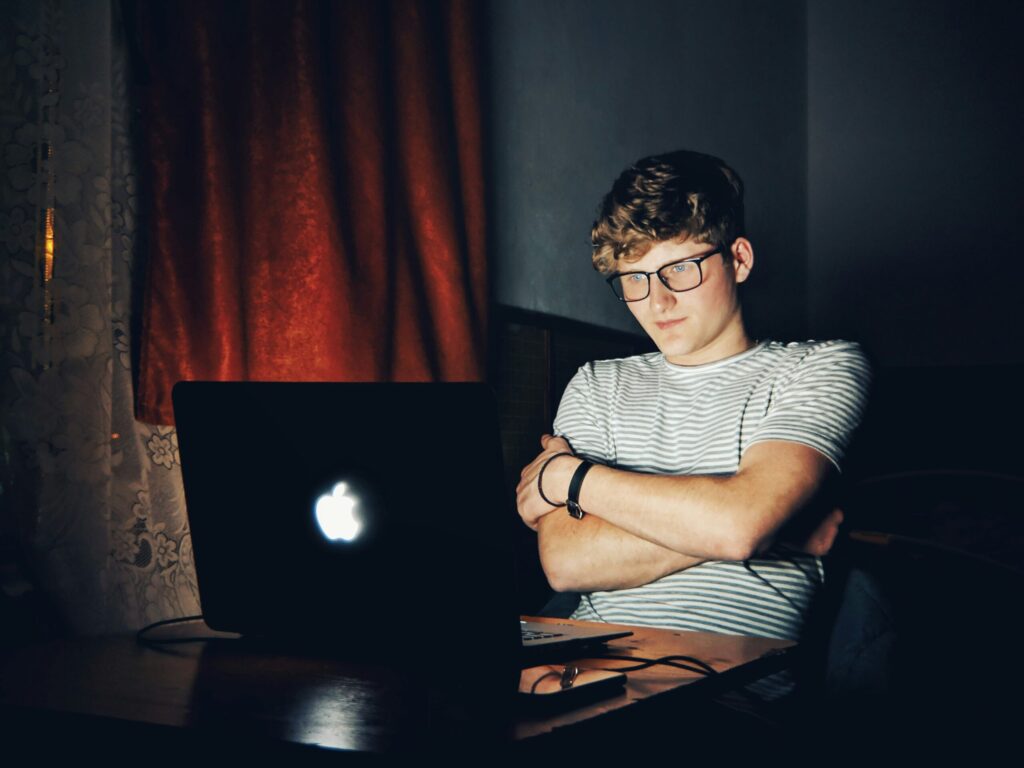PCに夢中な男性