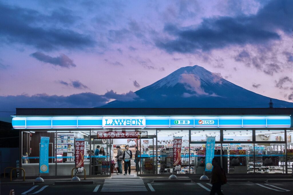ローソンと富士山のコントラスト